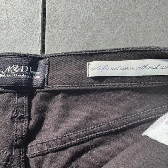 Not Your Daughter’s Jeans Black Capri Jeans with Button Detailing Size 6P - Picture 3 of 4